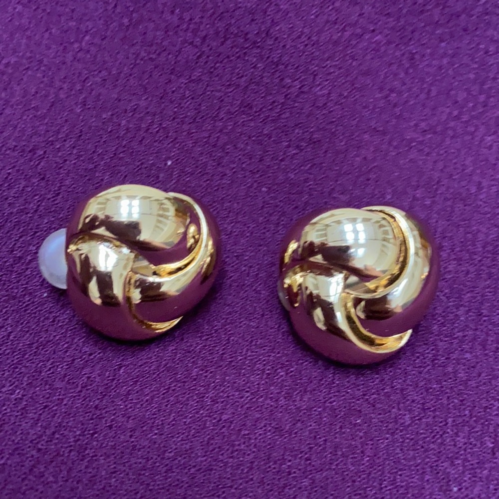 VTG Gorgeous Ciner Gold Clip On Earrings